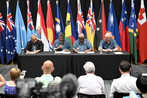 （左起）太平洋岛国论坛秘书长瓦卡、帕劳总统惠恕仁、所罗门群岛外长霍尼普韦拉和新西兰总理卢克森，9月3日在帕劳科罗尔出席太平洋岛国论坛领导人会议闭幕式后的记者会。（法新社）