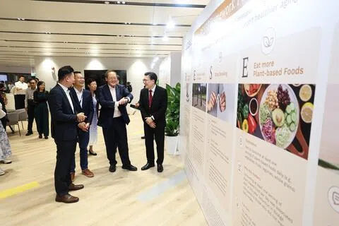 路胜基因8月11日在国大企业机构i3大楼为“AgeQ”生理年龄评估工具举行推介会暨交流会，贸工部长（能源与工业）陈诗龙医生（右二）受邀出席活动，与路胜基因首席执行官陈民汉医生（右一）互动交流。（关俊威摄）