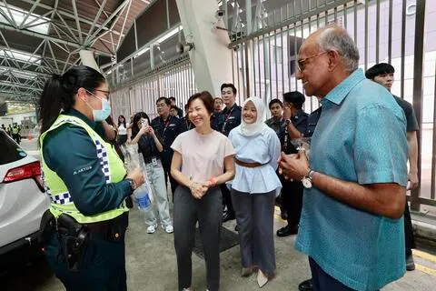 国务资政兼国家安全统筹部长及内政部长尚穆根（右一）、永续发展与环境部长傅海燕（右三）以及数码发展及新闻部兼保健卫生部政务部长拉哈尤（右二）星期一到兀兰关卡视察，了解前线执法人员如何应对烟霾。（邬福梁摄）