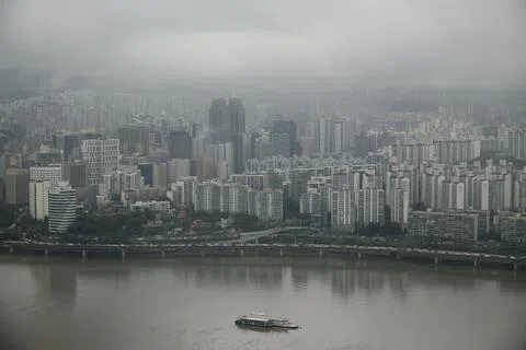 韩国当前房地产问题的核心包括房价居高不下、泡沫严重及政策调控的两难困境，能否解决这些问题已成为年轻一代衡量政府施政能力的重要标尺。图为首都首尔的公寓楼群。（路透社）