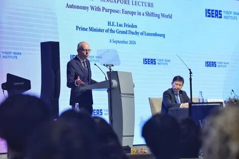 卢森堡首相弗里登（左）星期二出席由尤索夫伊萨东南亚研究院（ISEAS）主办的第48届新加坡讲座并发表讲话。讲座由国家发展部长徐芳达（右）主持。（唐家鸿摄）