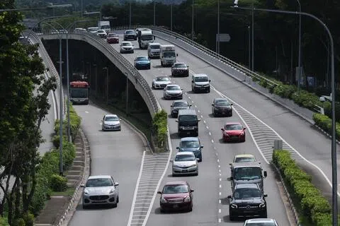 陆路交通管理局将加强对报销车的监管，任何人若明知已注销车辆会被非法持有或开上公路，却仍然售卖或供应这些车辆，将构成刑事罪行。（陈渊庄摄）