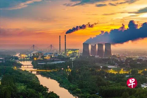 中国今年上半年煤电发电量在总发电量的占比首次低于50%。图为位于江苏省淮安市的华能燃煤电厂。（法新社）