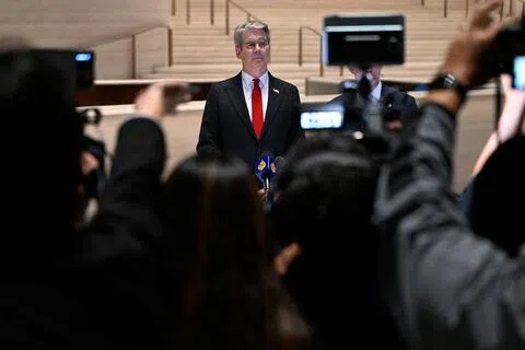 美国财长贝森特当地时间星期天（9月20日）在纽约摩根大通全球总部会见中国国务院副总理何立峰后向媒体发表讲话。（路透社）