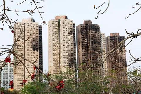 香港大埔宏福苑大火于去年11月26日发生，正进行大型维修的八栋大楼中有七栋被焚毁，造成168人死亡。图为灾后的大埔宏福苑。（香港中通社）