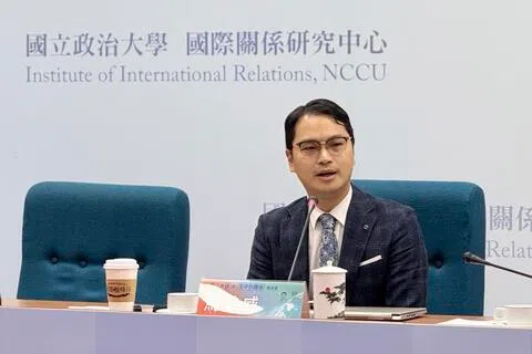 淡江大学国际事务与战略研究所助理教授马准威，9月29日在政大国关中心座谈会上，分享本月初赴华盛顿驻点研究的观察。他转述部分华府学者研判，中美为维持关系缓和，加上美国军工产能限制，对台军售可能延至特朗普任期尾声才推进。不过，他认为美国对台军售不会停止，台湾仍须持续加强整军备战。（缪宗翰摄）