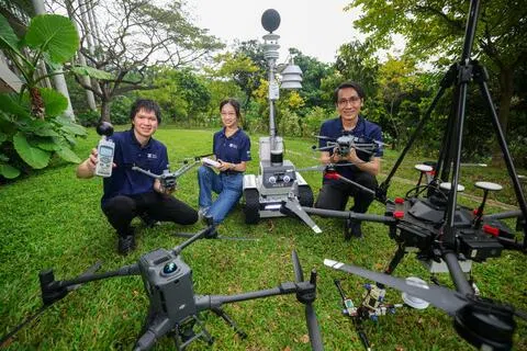 新加坡国立大学设计与工程学院建筑环境系助理教授翁宇谦（左）和赵立伟（右）共同领导“CoolNUS-BEAM”校园降温项目。项目成员之一建筑环境系研究员许若寒博士（中）负责开发移动式气象监测系统。（陈渊庄摄）