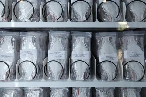 除了N95口罩，符合KN95、FFP2和KF94标准的口罩，也能有效减少人体吸入烟霾中的细小颗粒物。图为政府通过自助领取机分发给民众的N95口罩。（梁麒麟摄）