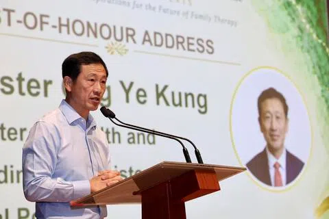 社会政策统筹部长兼保健卫生部长王乙康说，本地约三分之一的10岁至18岁青少年有抑郁、焦虑等心理健康症状。政府除了扩大医疗服务能力，也会加强预防和及早介入，避免问题恶化。（邝启聪摄）