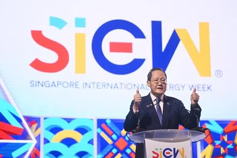 陈诗龙医生星期一（10月26日）为新加坡国际能源周发表主旨演讲。他强调，在推动能源转型的过程中，我国不会不计代价地减碳，更不会因此牺牲大家的饭碗和能源安全。（海峡时报）