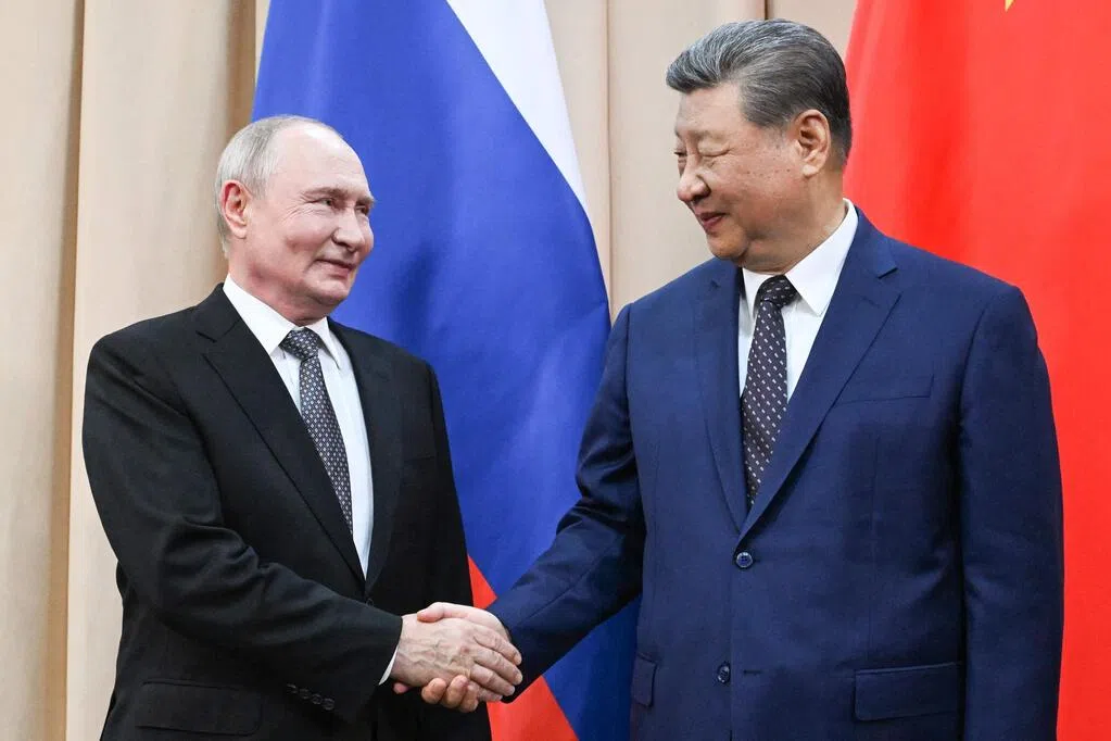 上海合作组织峰会在吉尔吉斯斯坦首都比什凯克举行，中国国家主席习近平（右）8月31日与俄罗斯总统普京（左）在场边举行今年第二次面对面会晤。（法新社）