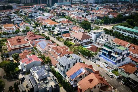 乐龄易计划2012年推出，起初只供组屋居民申请。国家发展部今年2月宣布扩大这项计划，把覆盖范围延伸至私人住宅，让更多年长公民获益。符合条件的私宅家庭可向当局申请1200元津贴。（陈斌勤摄）