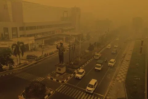 10月15日，印度尼西亚中加里曼丹省帕朗卡拉亚，当地被林火产生的烟霾笼罩。（法新社）