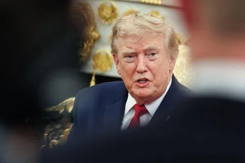 根据路透/益普索的最新民调，64%的美国人对特朗普在白宫的表现不满意，仅33%表示认可。（彭博社）