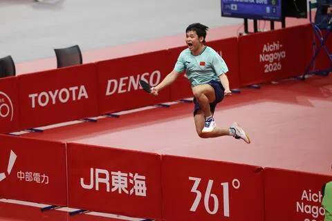 林诗栋（图）在男单八强打败松岛辉空后兴奋不已，跳过围栏激动庆祝。（关俊威摄）