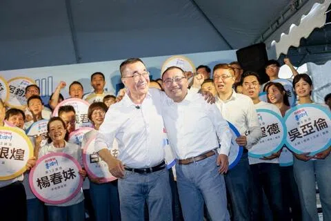 国民党新北市长参选人李四川（左）星期五（9月4日）在新北市长侯友宜（右）陪同下，到新北市选委会登记参选。（取自李四川脸书）