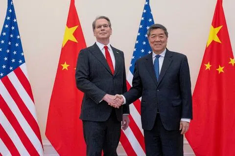 美国财政部长贝森特（左）本周将第二次与中国副总理何立峰（右）会面，以进一步为习特会作准备。（路透社档案照片）