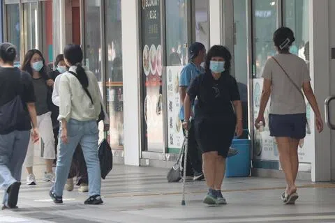 国家环境局星期五（10月9日）代表跨部门烟霾行动小组发联合文告说，目前零售商和政府的N95口罩库存充足，当局也会与零售商密切合作，确保市场供应足以应付公众需求。（邬福梁摄）
