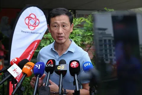 社会政策统筹部长兼保健卫生部长王乙康星期天（11日）出席武吉坎贝拉举办的保健嘉年华接受媒体群访时说，由于目前处于季风转换期，烟霾情况相信会持续多几周，部分日子甚至可能恶化。（梁麒麟摄）