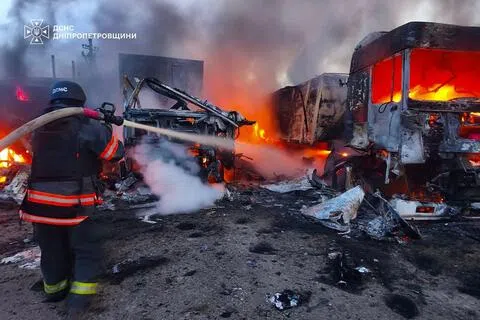 俄罗斯最近几周加大对乌克兰的空袭力度，基辅及周边地区已连续六晚受到致命轰炸。图为9月2日，乌克兰救援人员在第聂伯罗一处空袭现场试图灭火。（法新社）