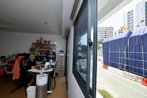 榜鹅跨岛线工程噪音扰民 承包商为受扰居民提供“隔音垫”