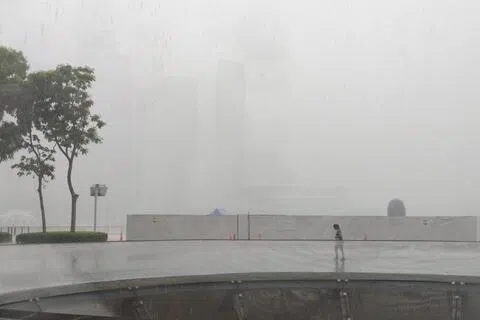 雷阵雨导致突发淹水 但也缓解本地空气污染