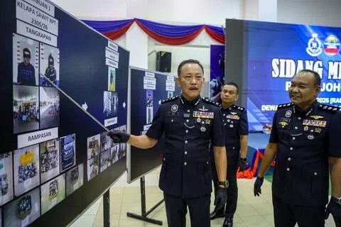 柔佛州副总警长何泉发（左一）星期三（8月5日）在记者会宣布侦破一个专门销售含毒电子烟弹的贩毒团伙，并起获价值超过1068万令吉（约335万新元）毒品。（马新社）