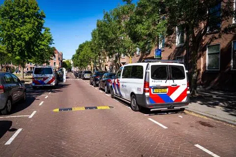 警车停在鹿特丹街头，调查在当地多处持随机行凶、造成两人受伤的事件。（法新社）
