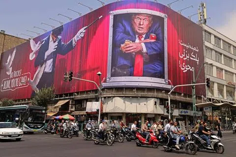 德黑兰街头一建筑外墙张贴以美国总统特朗普为主题的巨型海报。伊朗8月31日为报复美军袭击霍尔木兹海峡一座岛屿，对中东地区美军目标发动攻击。（法新社）