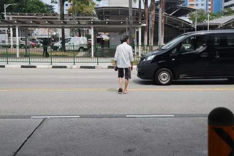 年长行人持续成为交通意外的高风险群，其中有不少意外是因乱过马路等违规行为所致。（唐家鸿摄）