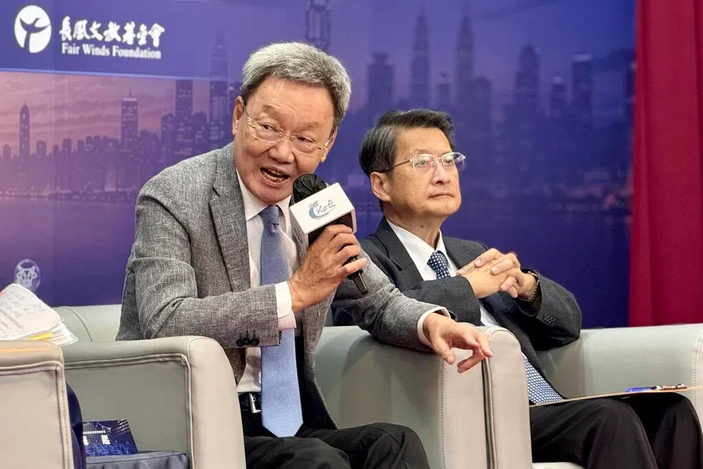 李国鼎科技发展基金会星期四（9月17日）主办的论坛上，对于“习特二会”涉台走向，台北论坛基金会荣誉董事长苏起（左）认为，美国总统特朗普心系美国中期选举，此时不会打台湾牌；台湾中央研究院院士吴玉山（右）则预料美国将维持战略模糊，双重吓阻北京动武及台独，不至于宣布任何情况下都不介入台海。（缪宗翰摄）