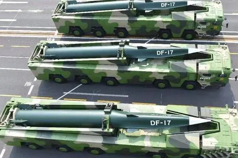中国军方星期一（8月24日）发布公告，征集火箭军部队违规采购问题，这是火箭军四任司令员悉数落马后，军方针对这一反腐“重灾区”采取的又一项整顿措施，显示火箭军反腐仍未结束。图为火箭军现役弹道导弹东风-17。（中国国防部）