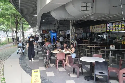 我国空气素质持续徘徊在“不健康”和“非常不健康”水平，公众外出时纷纷戴上口罩，也减少在户外用餐。（唐家鸿摄）