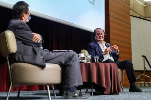 “东南亚讲堂”一周前开讲，印尼国信集团创办人翁俊民畅谈“印尼华商今昔——国家定位和角色”，掀起了一阵舆论震荡。（叶振忠摄）（）