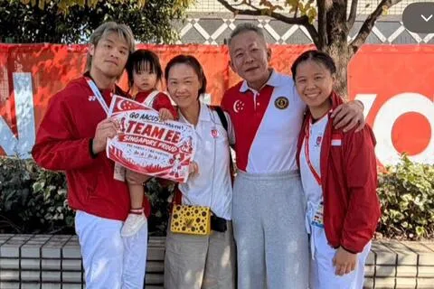 记者在采访亚运会的最后一个项目柔术时，在场内和场外都遇见了俞氏一家，留下深刻记忆。（左起）俞厚煜、俞厚煜的女儿俞莉、俞厚煜和俞茵的母亲吕秀宝、父亲俞堡鈦和俞茵赛后在场外合照。（吕秀宝提供）