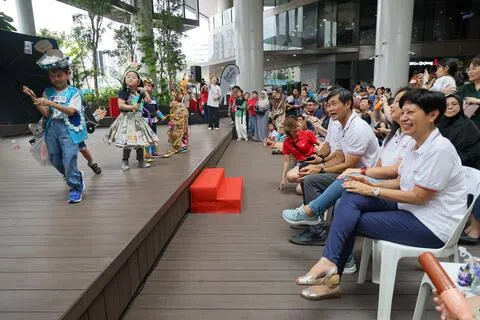 四名白沙—樟宜集选区议员，星期六（8月29日）在白沙市镇广场举行的“白沙—樟宜绿动未来”活动上，观看七家学前教育机构的38名孩童身穿环保服饰走秀。右起为总理公署部长兼财政部及国家发展部第二部长英兰妮、李乃怡、总理公署高级政务部长陈国明及沙礼尔（被遮挡）。（张俊杰摄）