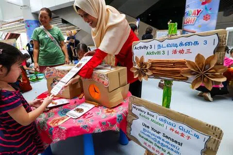 人民行动党社区基金会主办双语生态节活动，让学前儿童挑战不同任务，例如：利用触觉等感官猜测神秘箱子内的香料，并以母语说出香料的名称。（林明顺摄）