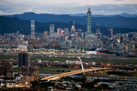 《人民日报》称，今年上半年，台湾民众赴陆达285万人次、同比增24.9%。图为台湾台北城市的天际线，台北101大楼矗立其中，前景为松山机场。图摄于2026年2月23日。（路透社档案照片）
