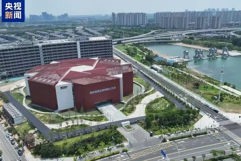 中国首个全国产10万卡AI超集群，8月9日在国家超算互联网郑州核心节点投入运行使用。（央视新闻）