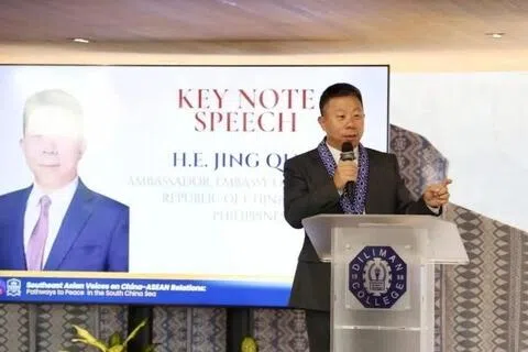 中国驻菲律宾大使井泉上星期四（10月15日）出席在奎松市举行的第二届迪利曼对话会并发表主旨演讲。 （中国驻菲律宾大使馆微信公众号）