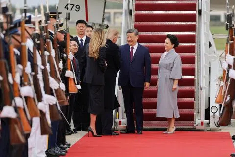 中国国家主席习近平当地时间9月23日抵达美国马里兰州安德鲁斯联合基地，展开国事访问。美国总统特朗普和夫人梅拉尼娅热情迎接习近平伉俪。（路透社）