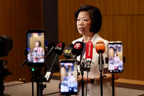 外交部兼内政部第二部长沈颖星期五上午在外交部向媒体说明事件时指出，新加坡驻北京大使馆和驻广州总领事馆人员已三次探视全部52名被扣留的新加坡人，以了解他们的身心状况，并提供领事协助。（陈斌勤摄）