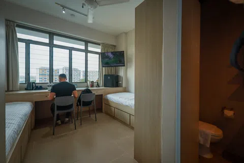 本地共享居住空间业者合乐屋将在文礼的公寓推出70个单位，参与青年独立生活试点计划。图为包括两张单人床的共享居住单位。（海峡时报）
