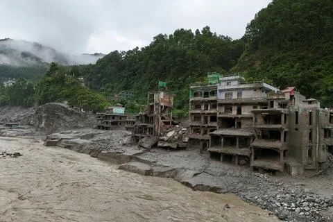 8月27日，无人机拍摄的画面显示，尼泊尔努瓦科特地区发生山洪后，房屋被淤泥覆盖。（路透社）