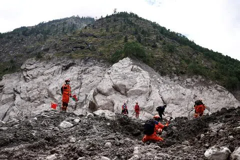 9月6日，救援人员在中国西藏日喀则吉隆口岸的重灾区进行搜救工作。（路透社）