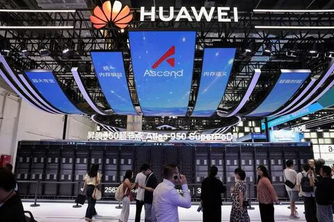 中国科技巨企华为据报将上调最先进AI晶片零售单价多达60%。图为世界人工智能大会今年7月17日在上海举行，人们途经华为在会场的展厅。（路透社档案图）