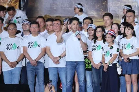 台北市长蒋万安（前排中）7月25日号召民众一起站上凯道“反毒油”，遭民进党台北市长参选人沈伯洋质疑没有把心力放在台北市政。（中通社）