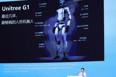 北京本周举行2026世界机器人大会，中国人形机器人企业宇树科技首席执行官王兴兴星期四（8月20日）在大会主论坛发表演讲，介绍公司人形机器人。（路透社）