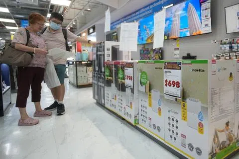 烟霾影响本地空气质量，消费者近期纷纷到电器店选购空气净化器，带动需求上升。（谢智扬摄）