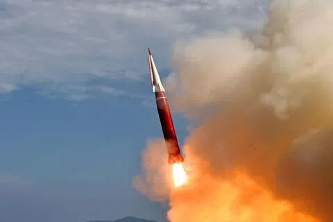 朝中社周二（9月22日）发布的照片显示，朝鲜星期天（20日）在境内某未公开地点进行导弹发射系统试射。（法新社）